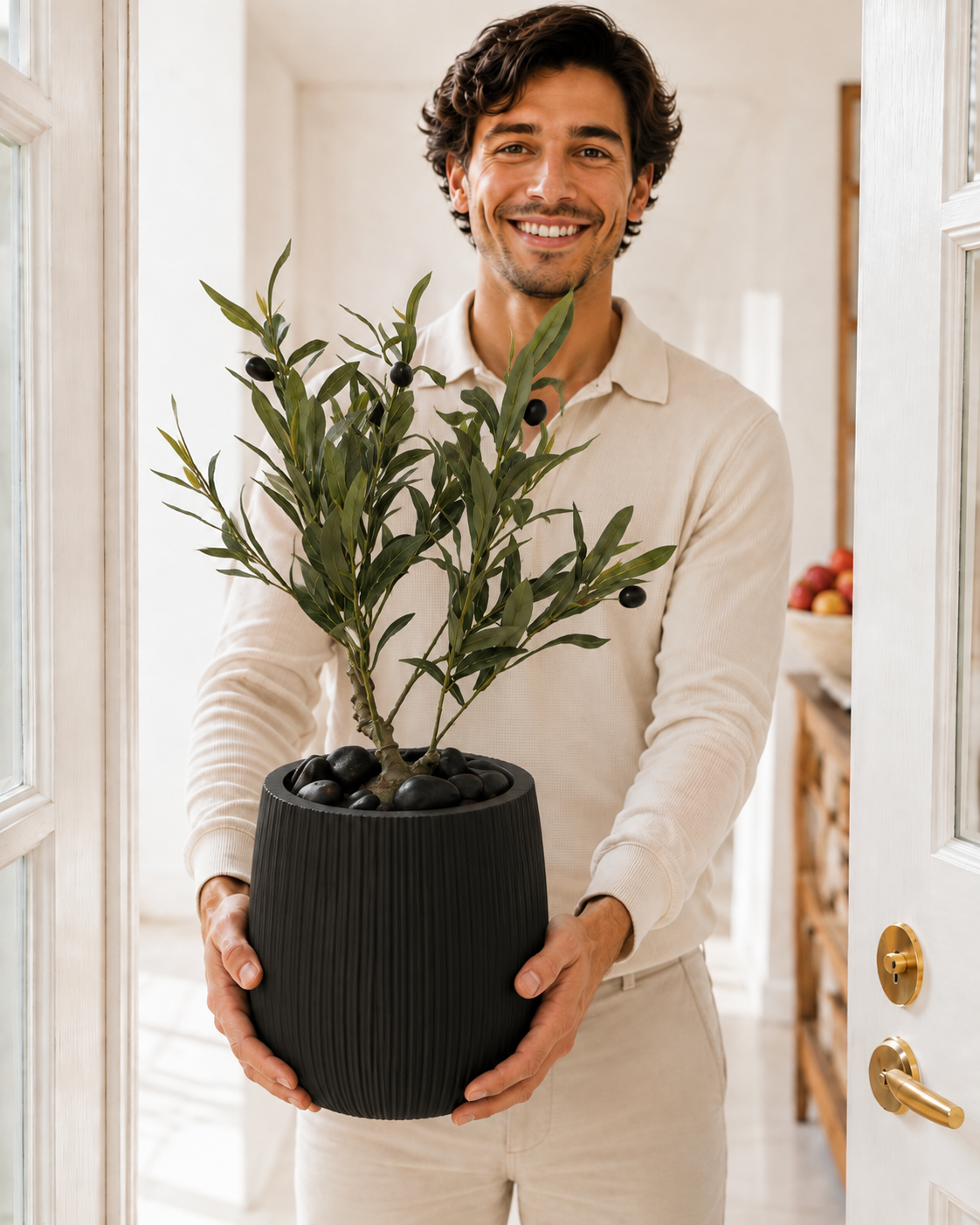 גבר מחזיק עץ זית מלאכותי 60 ס״מ בכד Black IVORY שחור